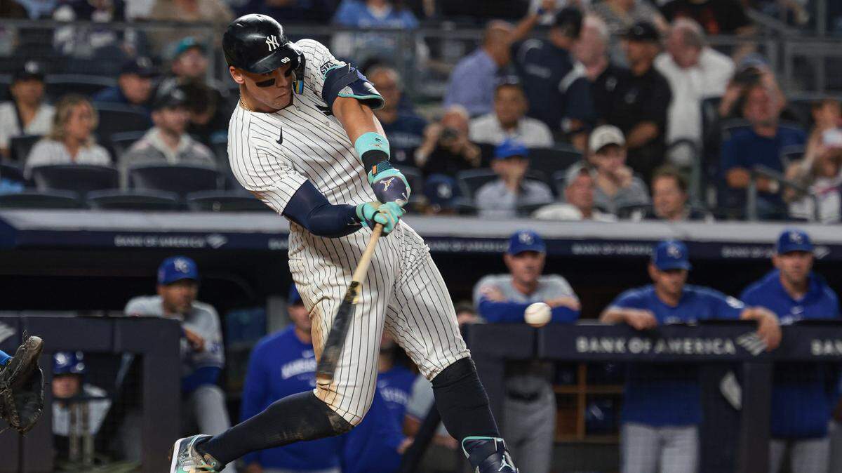El jardinero de los Yankees Aaron Judge batea un hit en el octavo inning del partido ante los Reales de Kansas City, celebrado el 11 de septiembre de 2024 en Nueva York.