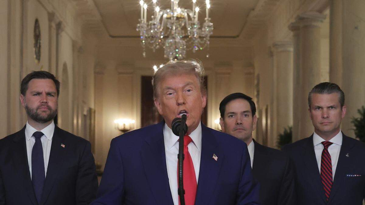 El presidente de Estados Unidos, Donald Trump, junto al secretario de Defensa, Pete Hegseth, el vicepresidente, JD Vance, y el secretario de Estado, Marco Rubio, ofrece un discurso a la nación tras los ataques de Estados Unidos contra instalaciones nucleares en Irán, en la Casa Blanca, Washington D.C., el 21 de junio de 2025. EFE/EPA/Carlos Barria / POOL.