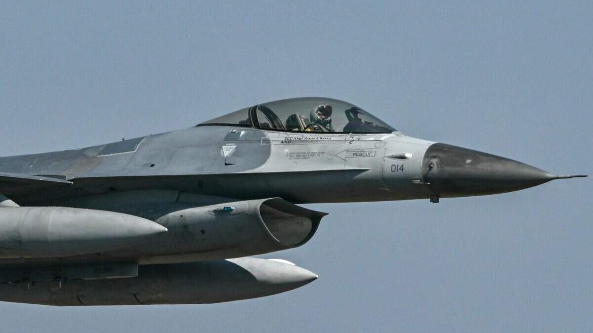 Un jet de combate F-16 de EEUU realiza una demostración durante una exposición de aviación militar en la Base Aérea Yelahanka en Bengaluru, el 13 de febrero de 2025.