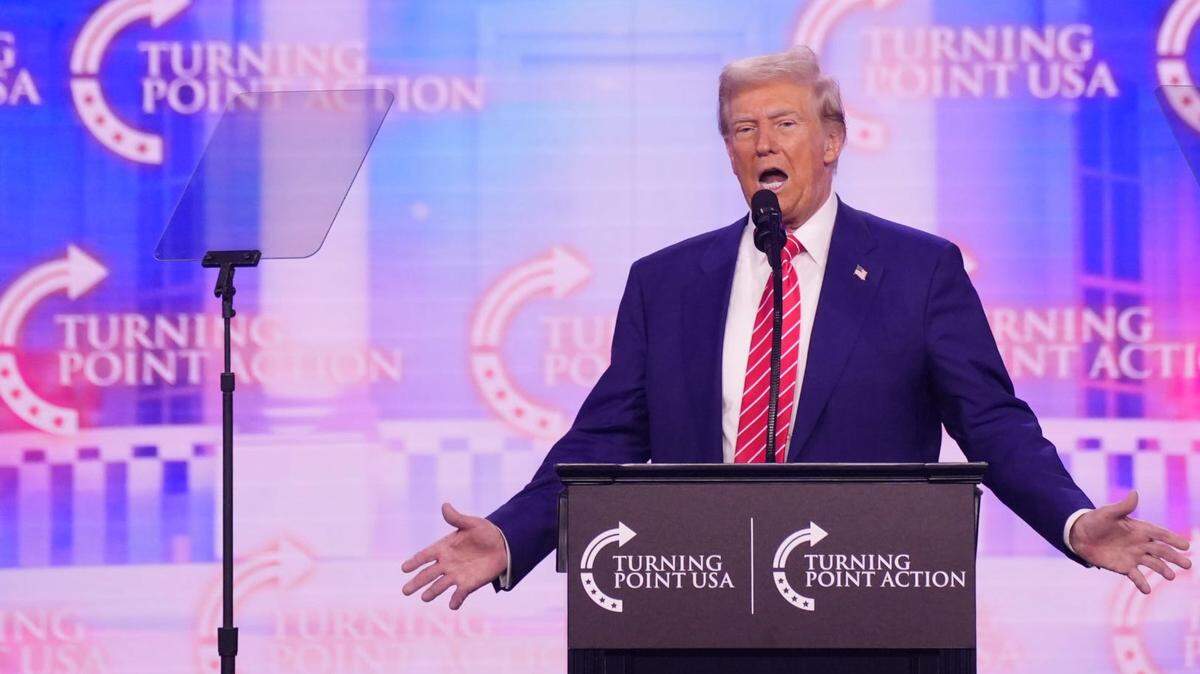 Donald Trump habla en el último día de la conferencia AmericaFest de cuatro días organizada por Turning Point el 22 de diciembre de 2024 en Phoenix.