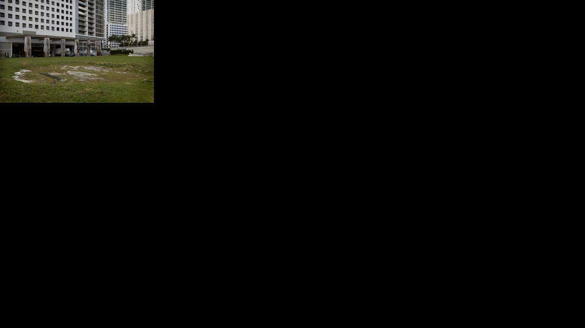 UN LIGERO hundimiento en el centro es la actual señal de que el Círculo de Miami aún vive, sin 
embargo, los contribuyentes se preguntan qué pasó con los planes que anunciaron las autoridades. 
Debajo, las columnas del inmenso condominio.