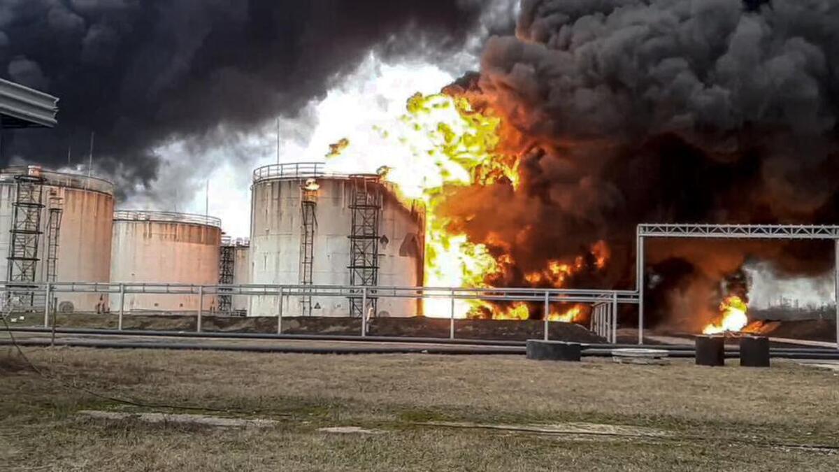 Esta foto, distribuida por el Servicio de Prensa del Ministerio de Emergencias de Rusia, se ve un fuego intenso desatado el viernes en un depósito de combustible de la ciudad fronteriza rusa de Belgorod, presuntamente atacado por helicópteros ucranianos que penetraron en el espacio aéreo ruso.