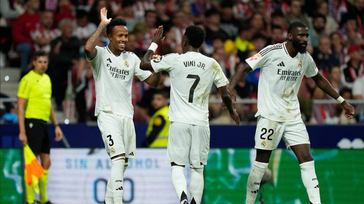 El jugador del Real Madrid Eder Militao (izq.) celebra con sus compañeros de equipo tras anotar un gol ante el Atlético de Madrid, en el partido de la liga española celebrado el 29 de septiembre de 2024 en Madrid.
