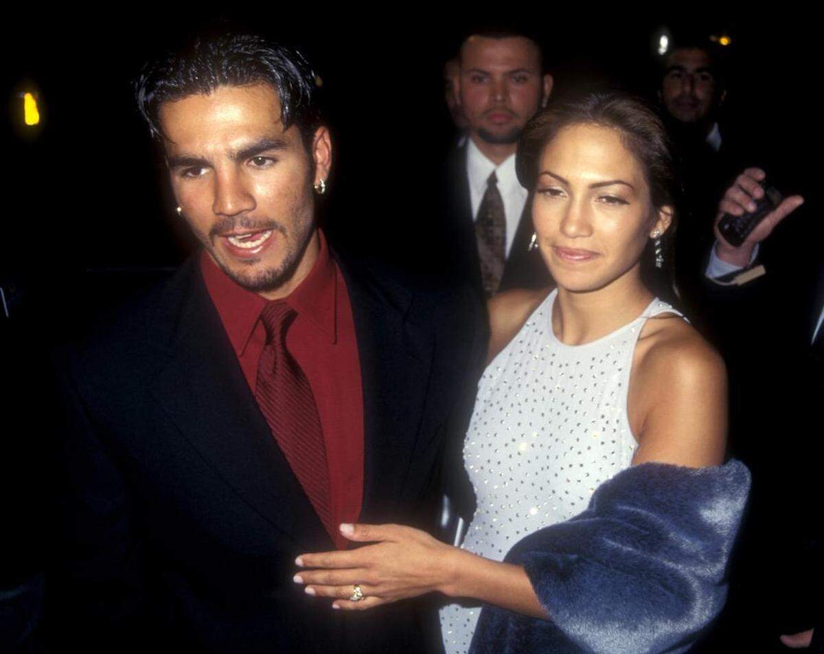 Jennifer López y Ojani Noa durante el estreno del film Selena, en el Pacific Cinerama Dome de Hollywood, California.
