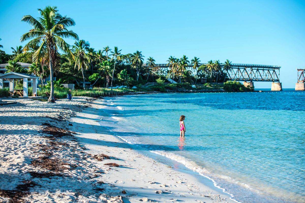 La Playa Sandspur, en Bahia Honda State Park, es de una milla de largo con arena fina y agua turquesa clara y ha sido galardonada como una de las mejores de los Cayos de Florida.