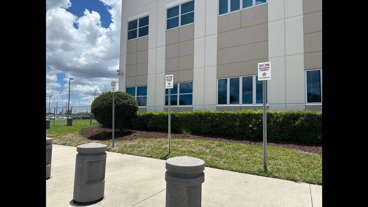 Un intercambio de custodia infantil dio un giro peligroso cuando un miembro de la familia apareció inesperadamente y comenzó a disparar, dijeron investigadores de la Florida.