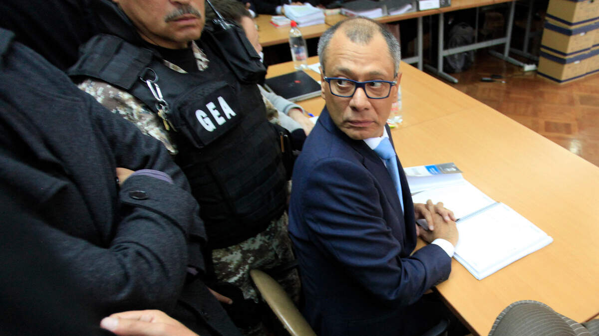 El ex vicepresidente Jorge Glas junto a su abogado Eduardo Franco Loor durante la audiencia del jucio en la Corte Nacional de Justicia por asociación ilícita en el caso Odebrecht. 