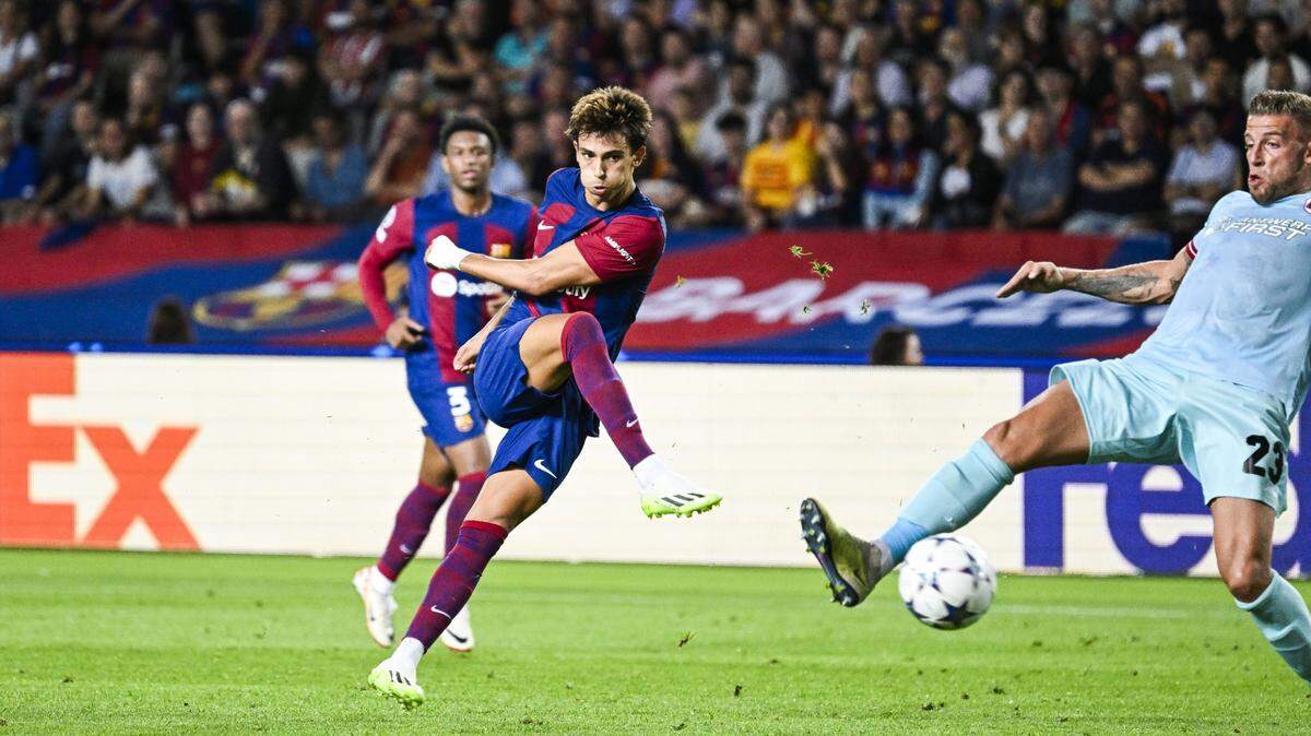 El jugador de Barcelona Joao Félix patea el balón ante la marca de Toby Alderweireld, del Amberes, en el partido de la fase de grupos de la Liga de Campeones, celebrado el 19 de septiembre de 2023 en Barcelona, España.