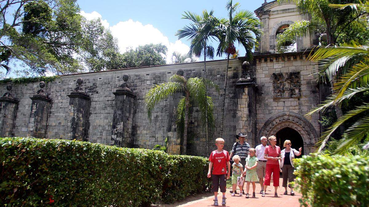 Una familia procedente de Alemania visita el Monasterio español en North Miami Beach, una de las joyas con que cuenta esta ciudad.