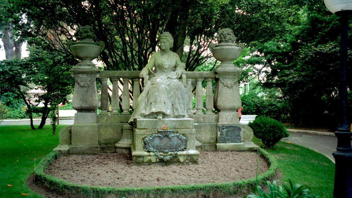 Monumento a Emilia Pardo Bazán en La Coruña, su ciudad de nacimiento.