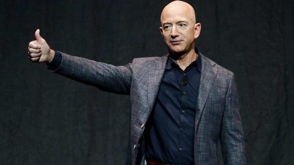 Jeff Bezos habla en un evento antes de presentar el módulo de aterrizaje lunar Blue Moon de Blue Origin en Washington, en esta foto de archivo del jueves 9 de mayo de 2019.