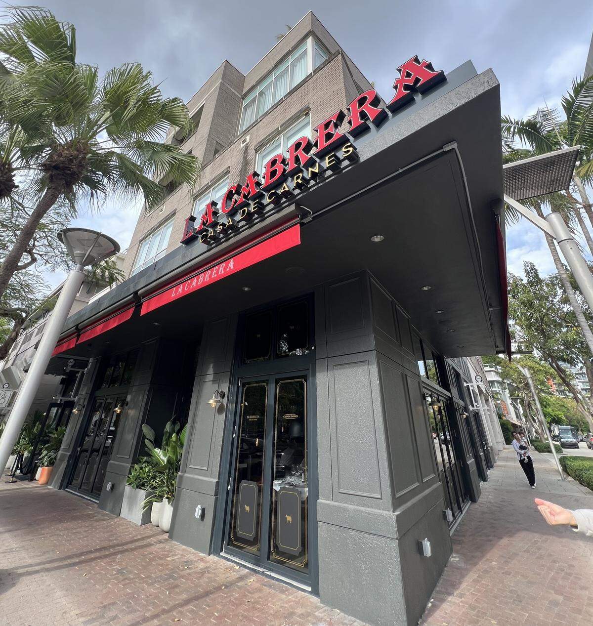 El exterior de la parrilla argentina La Cabrera en Midtown Miami.