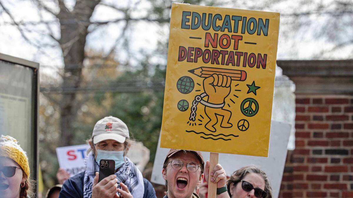 Un manifestante sostiene una pancarta que dice “Sí a la educación, no a las deportaciones”, durante una protesta de estudianes de la Universidad de Delaware en contra de la revocación de visas de varios estudiantes internaciones, el 16 de abril de 2025, en Newark, Delaware.