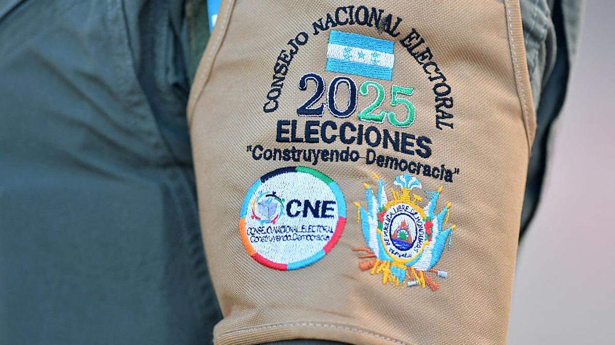 Honduran Air Force chief Brigadier General Guillermo Rosales wears a National Electoral Council badge during the transport of electoral material to Mosquitia, Gracias a Dios department, in Tegucigalpa on November 24, 2025. Honduras will hold presidential elections on November 30, 2025. (Photo by Orlando SIERRA / AFP via Getty Images)