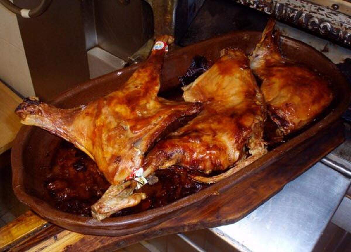 Este preciado plato se elabora con corderos aún sin destetar, de ahí procede el nombre de «lechazo» y la terneza de la carne de este típico asado castellano.