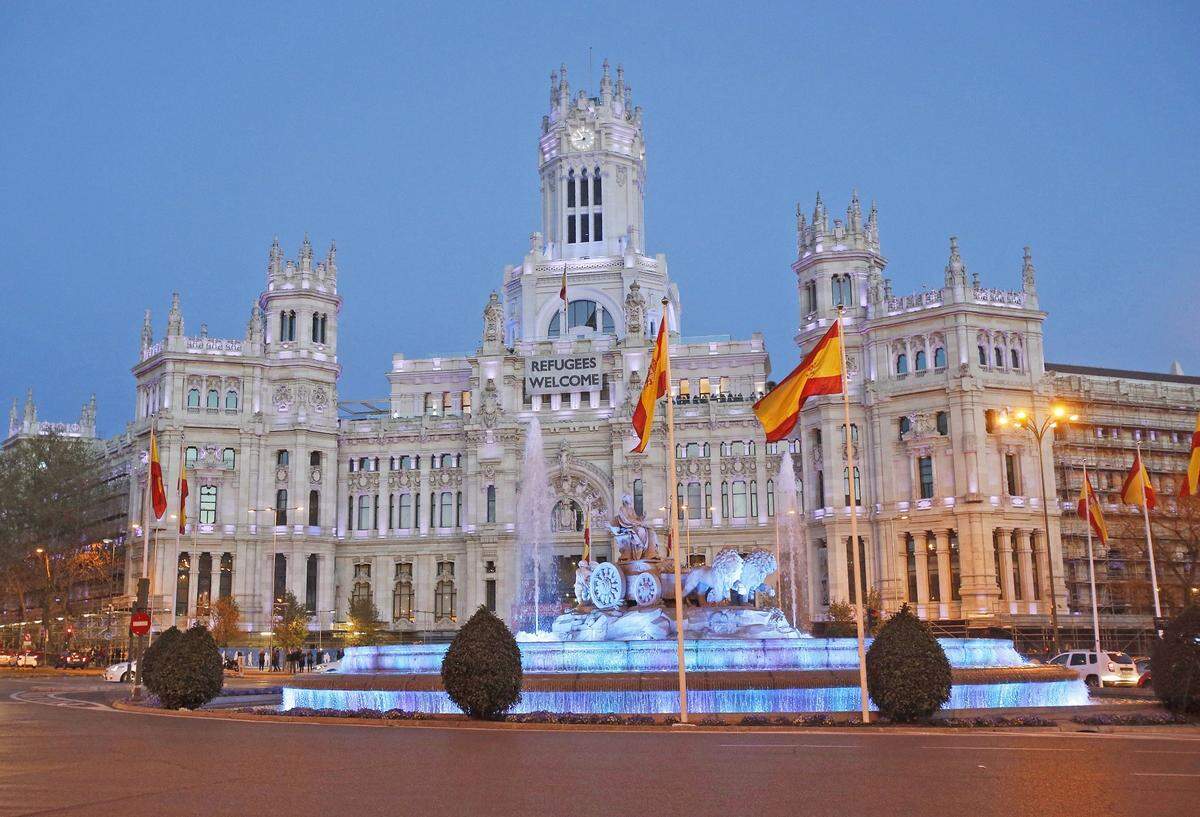 La fachada de la Real Casa de Correos, sede del Gobierno de la Comunidad de Madrid, y la fuente de Cibeles en el centro de Madrid.