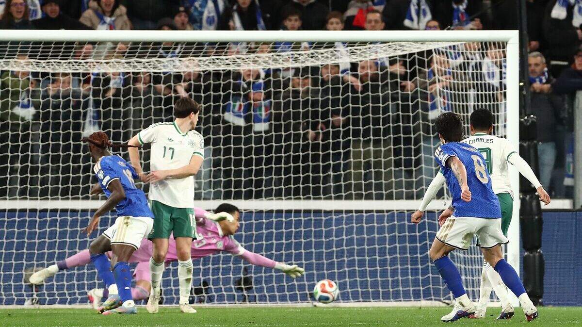 El jugador de Italia Sandro Tonali (izq.) anota el primer gol de su equipo ante Irlanda del Norte, en el partido de los playoffs de las eliminatorias europeas para la Copa Mundial, celebrado el 26 de marzo de 2026 en Bérgamo, Italia.