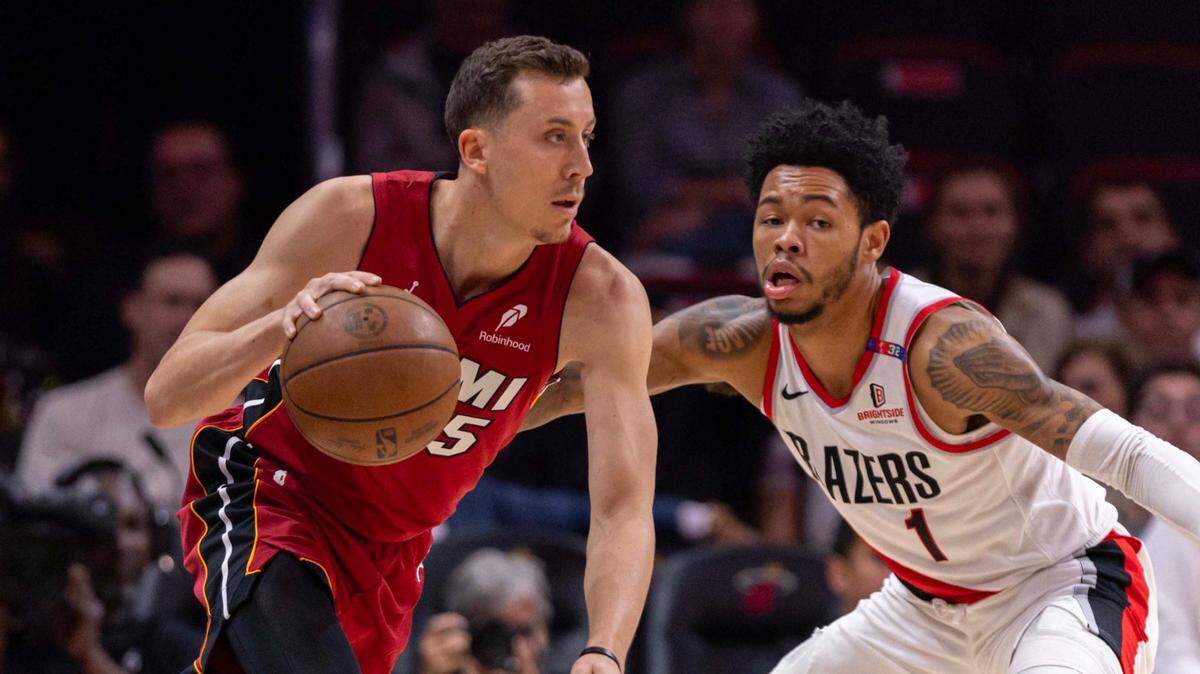 El jugador del Heat Duncan Robinson (izq.) trata de entrar al aro ante la marca de Anfernee Simons, de los Trail Blazers de Portland, en el partido celebrado el 21 de enero de 2025 en Miami.