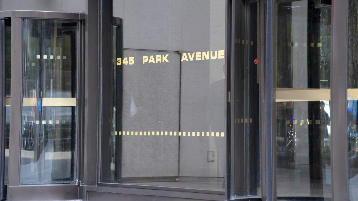 Vista de la entrada del edificio de Park Avenue en Nueva York donde se encuentran las oficinas de la Liga Nacional de Football (NFL), donde Shane Tamura mató a cuatro personas el lunes antes de suicidarse.