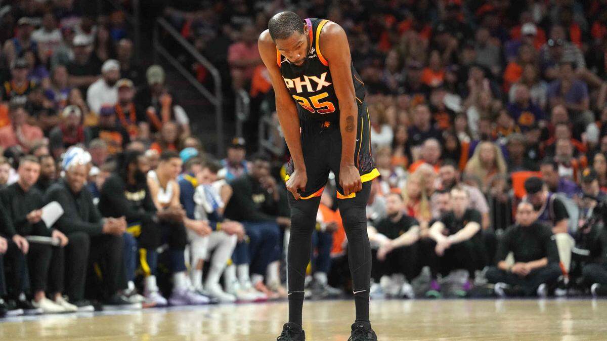 El jugador de los Suns Kevin Durant reacciona en la primera mitad del sexto partido del playoffs ante los Nuggets de Denver, celebrado el 11 de mayo de 2023 en Phoenix, Arizona.
