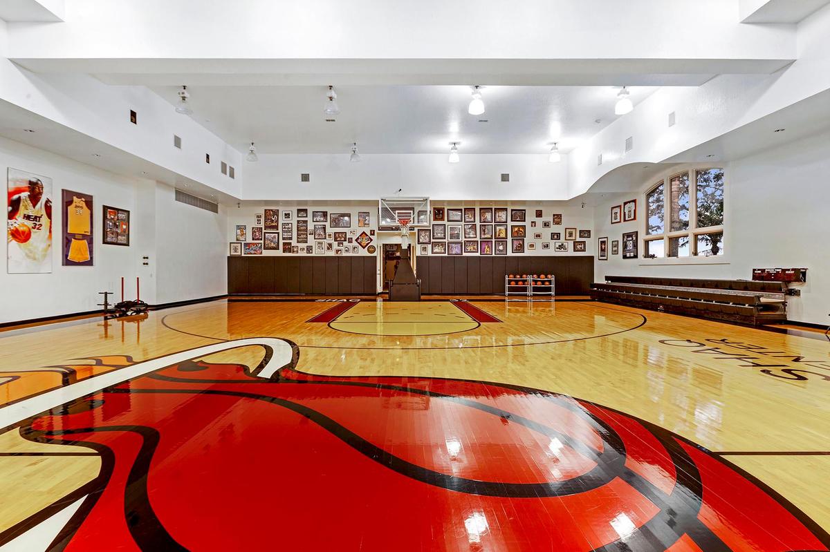 Como corresponde a una leyenda del baloncesto, la cancha bajo techo de 6,000 pies cuadrados, le da suficiente espacio para practicar.