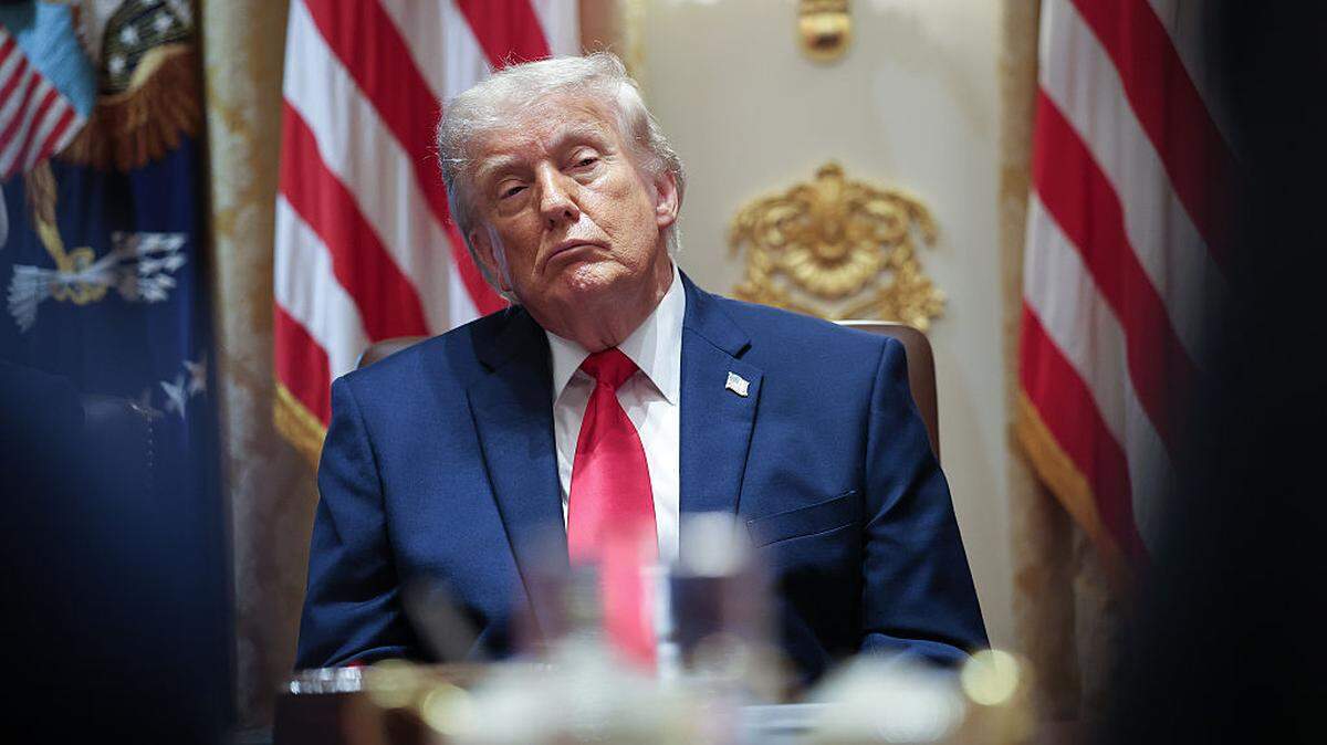 El presidente de los Estados Unidos, Donald Trump, escucha a los miembros de su gabinete hablar durante una reunión en la Sala del Gabinete de la Casa Blanca el 27 de mayo de 2026, en Washington, D.C.