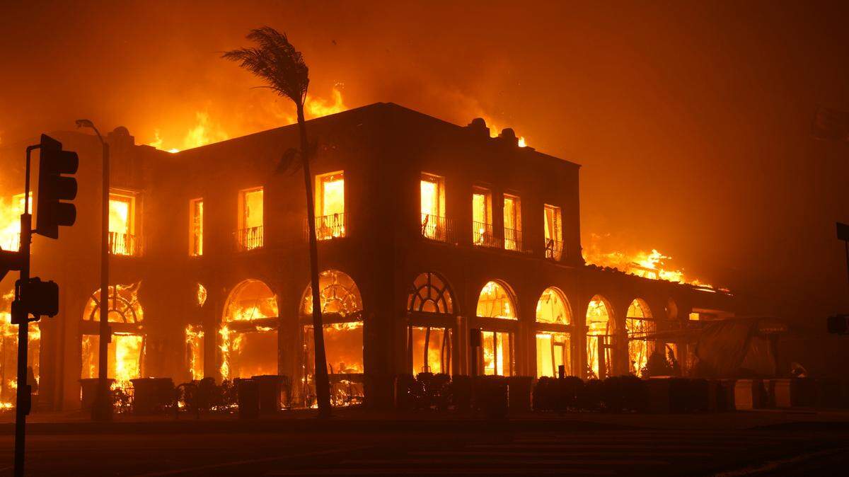 Un restaurante en Pacific Palisades se incendia durante la noche. El incendio forestal en Pacific Palisades, que comenzó el martes 7 de enero, se propagó rápidamente debido a los vientos de Santa Ana en el área de Los Angeles. 