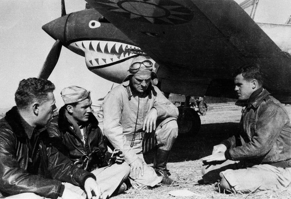 Pilotos del Grupo de Voluntarios Estadounidenses, o AVG, se sientan frente a un avión P-40 en Kunming, China, el 27 de marzo de 1942. Veteranos, historiadores y funcionarios de China y Estados Unidos celebraron el 80 aniversario de los Tigres Voladores, una unidad aérea que entregó ayuda a las tropas chinas que lucharon contra la ocupación militar japonesa durante la Segunda Guerra Mundial.