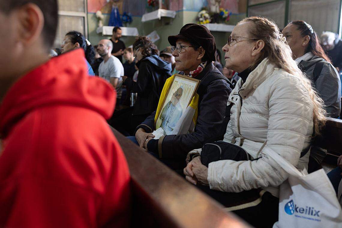 Los fieles se reúnen para recibir las instrucciones de viaje en el interior de la parroquia Virgen de los Milagros de Caacupé, en el barrio 21-24, antes de partir en autobús para asistir a la misa en honor al papa Francisco en la Catedral de Buenos Aires, el 26 de abril de 2025, en Buenos Aires.
