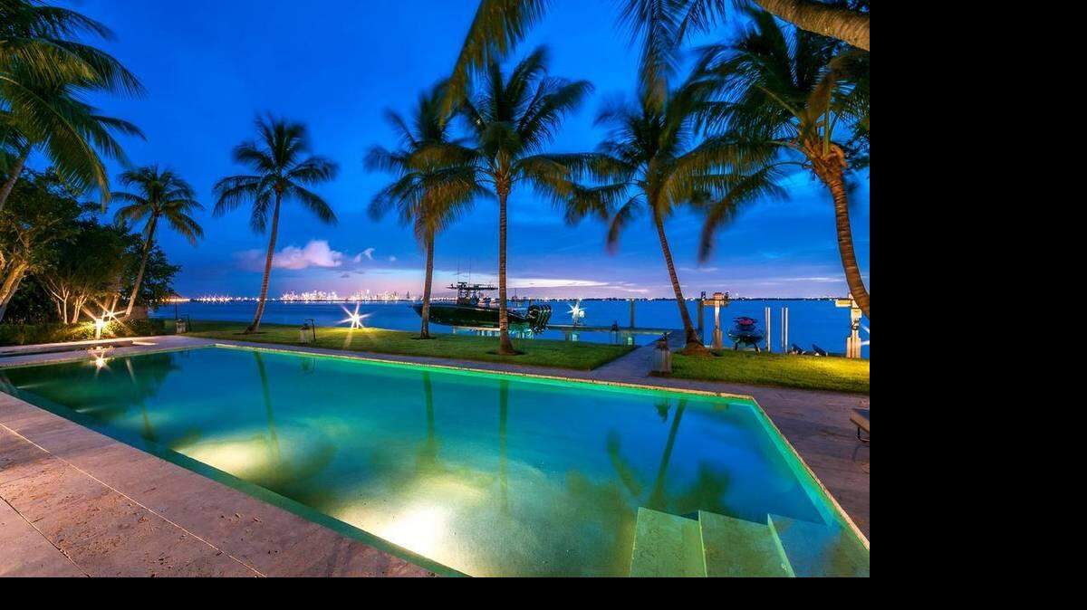  La suntuosa villa de 12,150 pies cuadrados, ubicada en el 5800 North Bay Road, tiene 200 pies de vista a la Bahía de Biscayne, una solera de vinos, una cocina de verano y una piscina.
