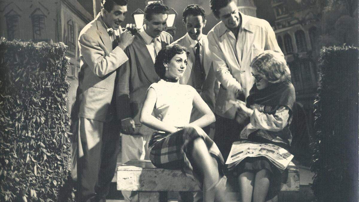  Sonia Calero, en todo el esplendor de su belleza, junto a Teté Blanco y el Cuarteto Llopis-Dulzaides en un programa de CMQ Televisión, c. 1957.