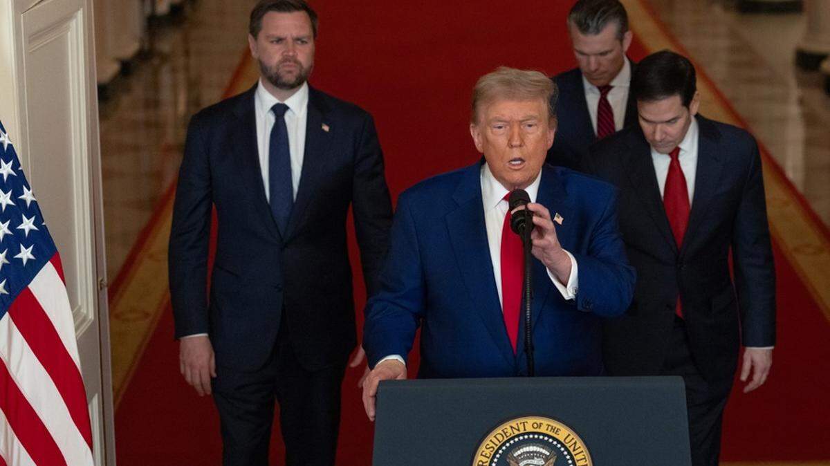 El presidente de Estados Unidos, Donald Trump (2-i), junto al secretario de Defensa, Pete Hegseth (d), el vicepresidente, JD Vance (i), y el secretario de Estado, Marco Rubio (2-d), ofrece un mensaje a la nación tras los ataques estadounidenses contra instalaciones nucleares en Irán, en la Casa Blanca, en Washington, DC, el 21 de junio de 2025. EFE/EPA/Carlos Barria / POOL