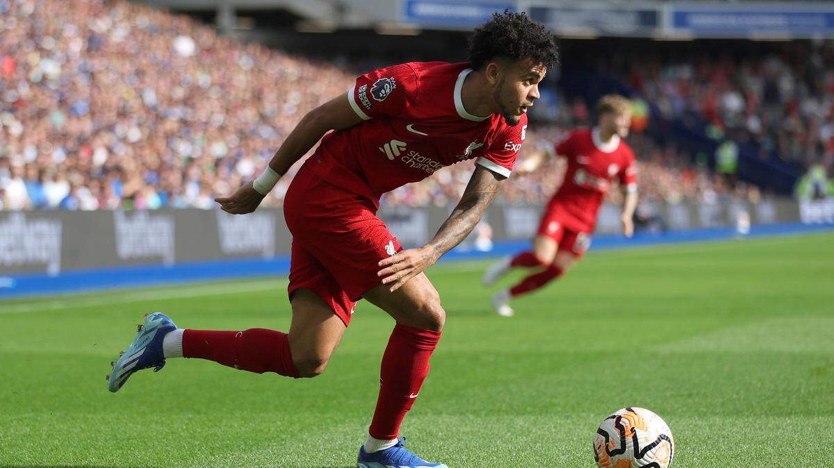Los padres del futbolista colombiano Luis Díaz, estrella del Liverpool FC, fueron secuestrados el sábado 28 de octubre de 2023 en el municipio de Barrancas, departamento de la Guajira, Colombia. En la foto, Díaz participa en un partido contra Brighton, el 8 de octubre de 2023.