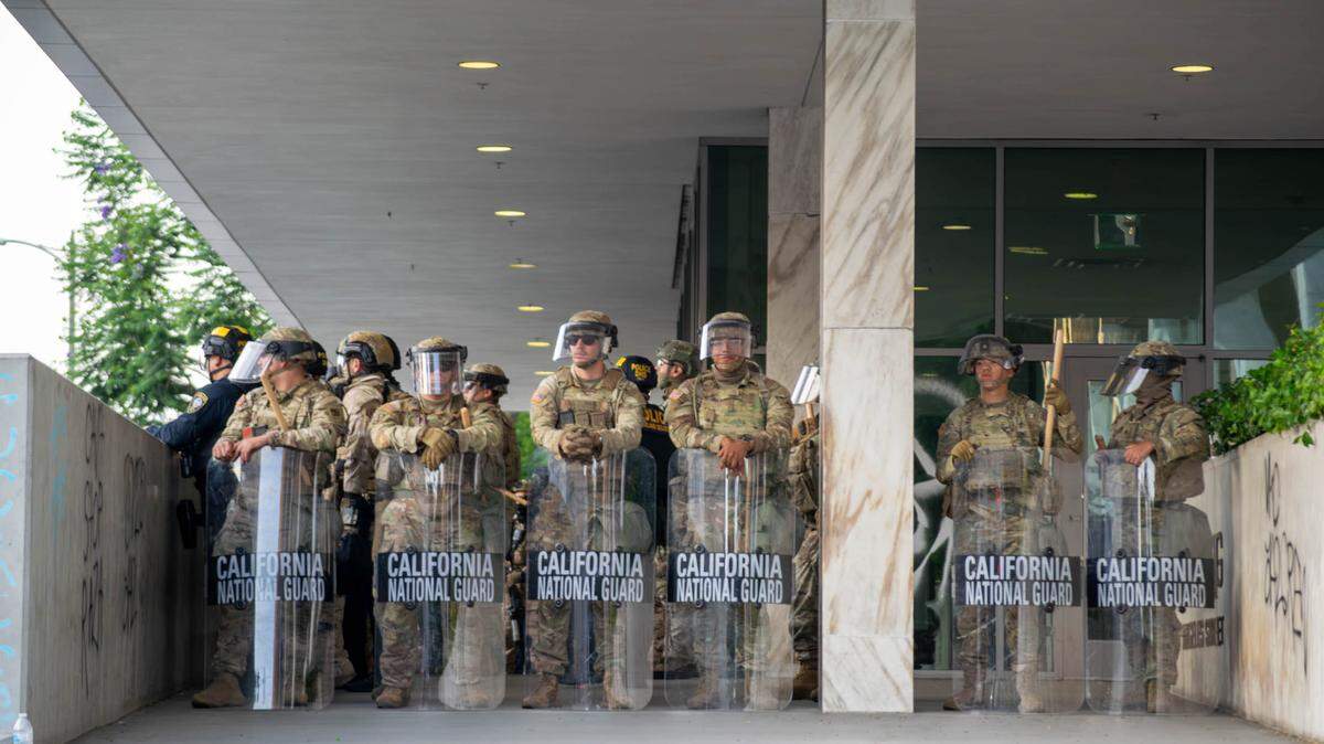Guardia Nacional protegiendo un edificio federal (Edificio de Inmigración). Estas fotos fueron tomadas durante la protesta contra ICE en Los Angeles.