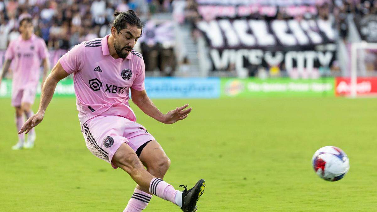 El jugador del Inter Miami Rodolfo Pizarro dispara a puerta en el partido ante el Austin FC, celebrado el 1 de julio de 2023 en el DRV PNK Stadium en Fort Lauderdale.