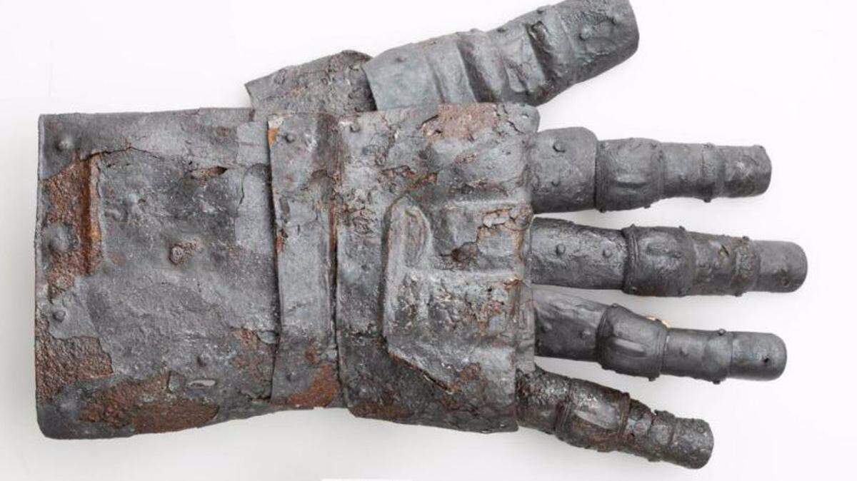 12/02/2024 Guante de armadura del siglo XIV descubierto en Suiza POLITICA INVESTIGACIÓN Y TECNOLOGÍA BAUDIREKTION