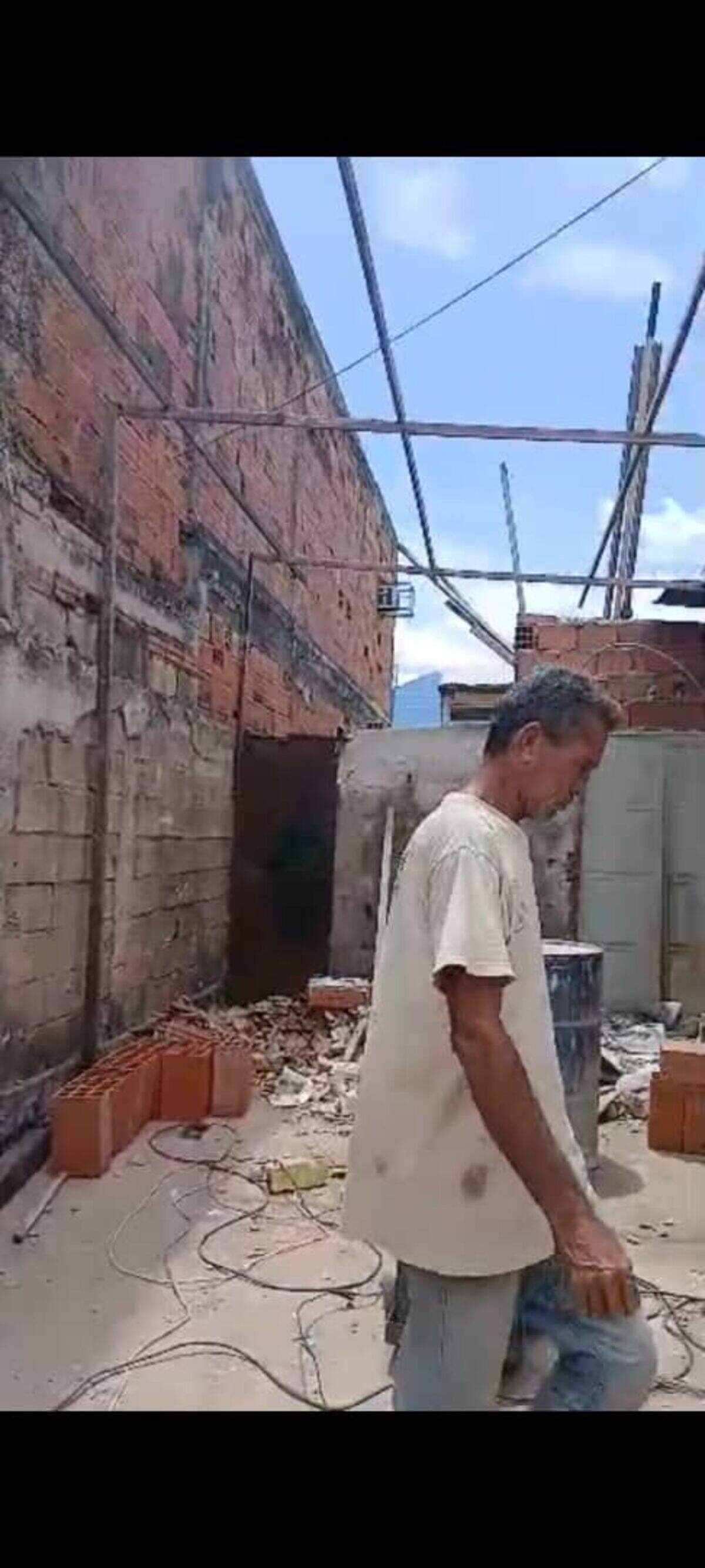 Leonardo Ruiz, primo de Lismer Meléndez, inspecciona su casa destruida por los terremotos en Mariara, en el estado de Carabobo, en el centro-norte de Venezuela.