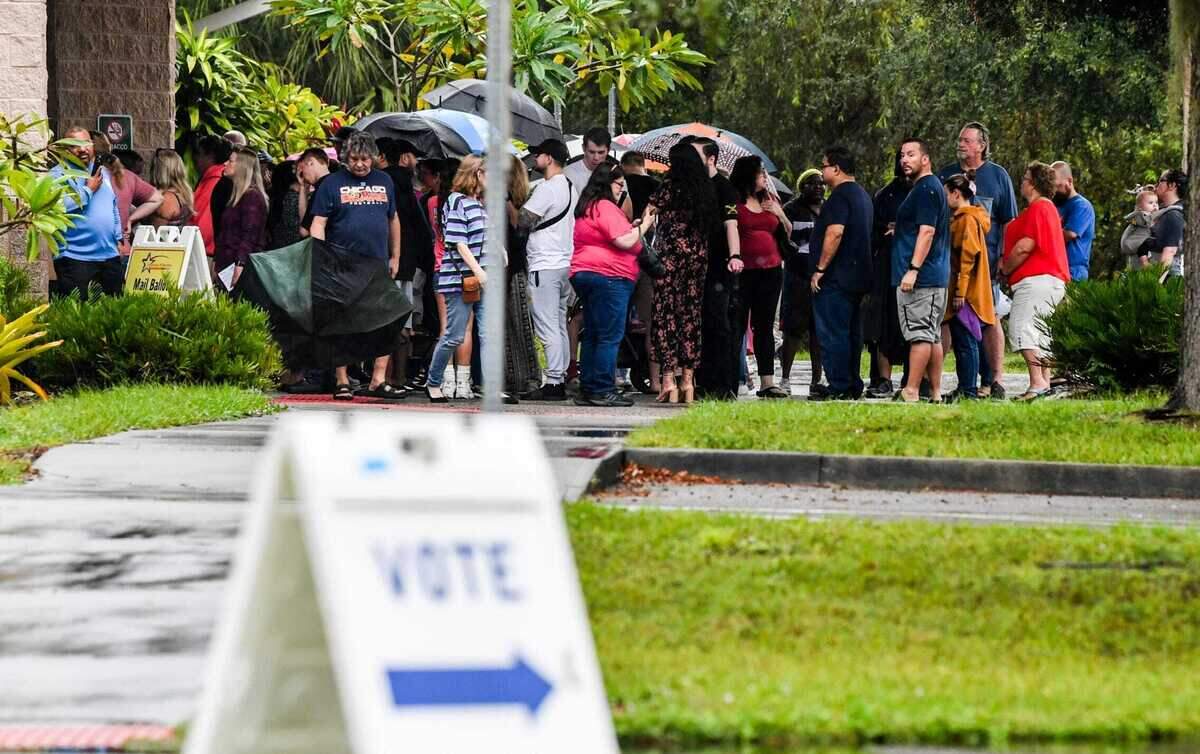 Personas hacen fila para emitir sus votos en el Centro Comunitario Max K. Rodes Park en West Melbourne, FL, en el último día de votación anticipada en el Condado de Brevard, el sábado 2 de noviembre de 2024