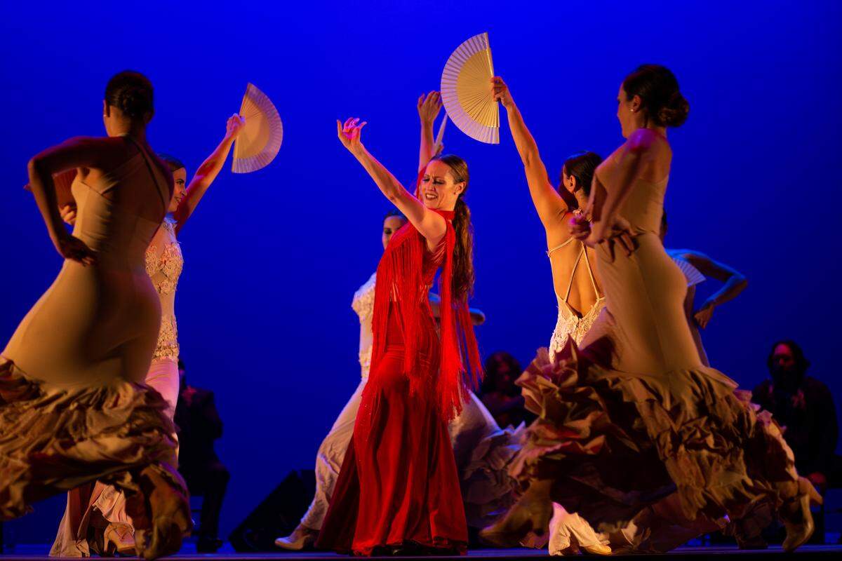Siudy Garrido y sus seis bailaoras en “Flamenco Íntimo”. 