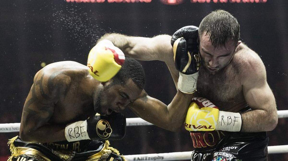 YUNIER DORTICOS (I) durante su tremenda pelea contra Murat Gassiev.