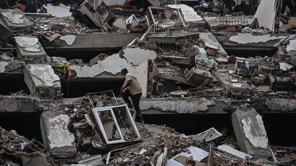 Miles de familias siguen junto a sus viviendas destruidas un mes después de los sismos