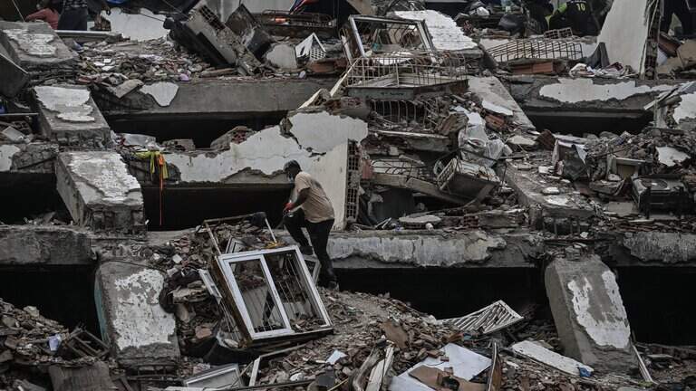 Miles de familias siguen junto a sus viviendas destruidas un mes después de los sismos