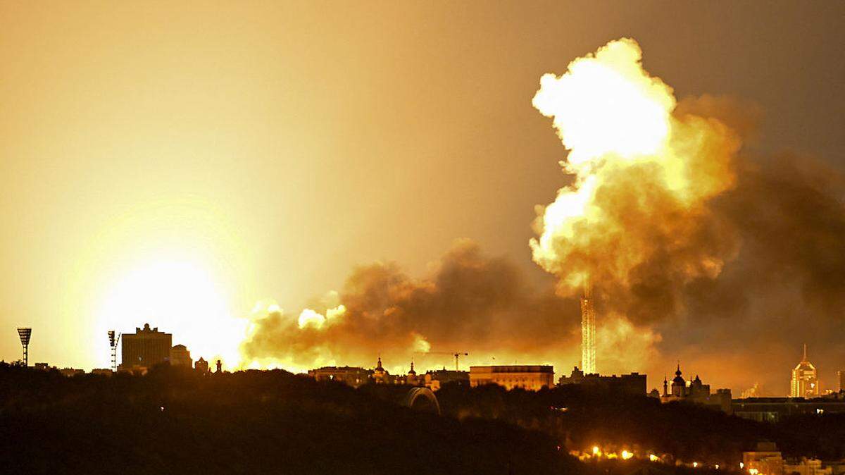 Vista de una explosión durante el ataque a gran escala de Rusia contra Kiev, la capital de Ucrania, el 2 de junio de 2026. 