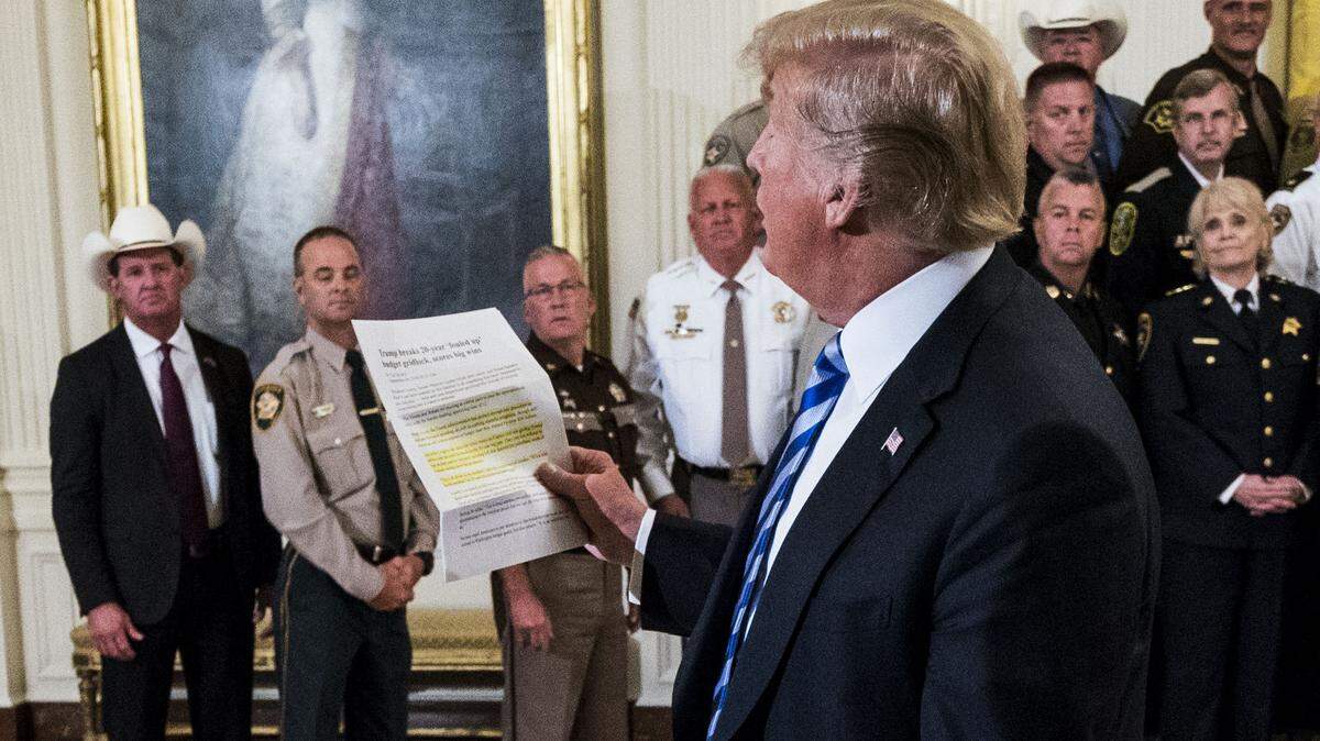 El president Donald Trump hace comentarios sobre la columna de opinión que salió publicada anónimamente en The New York Times.