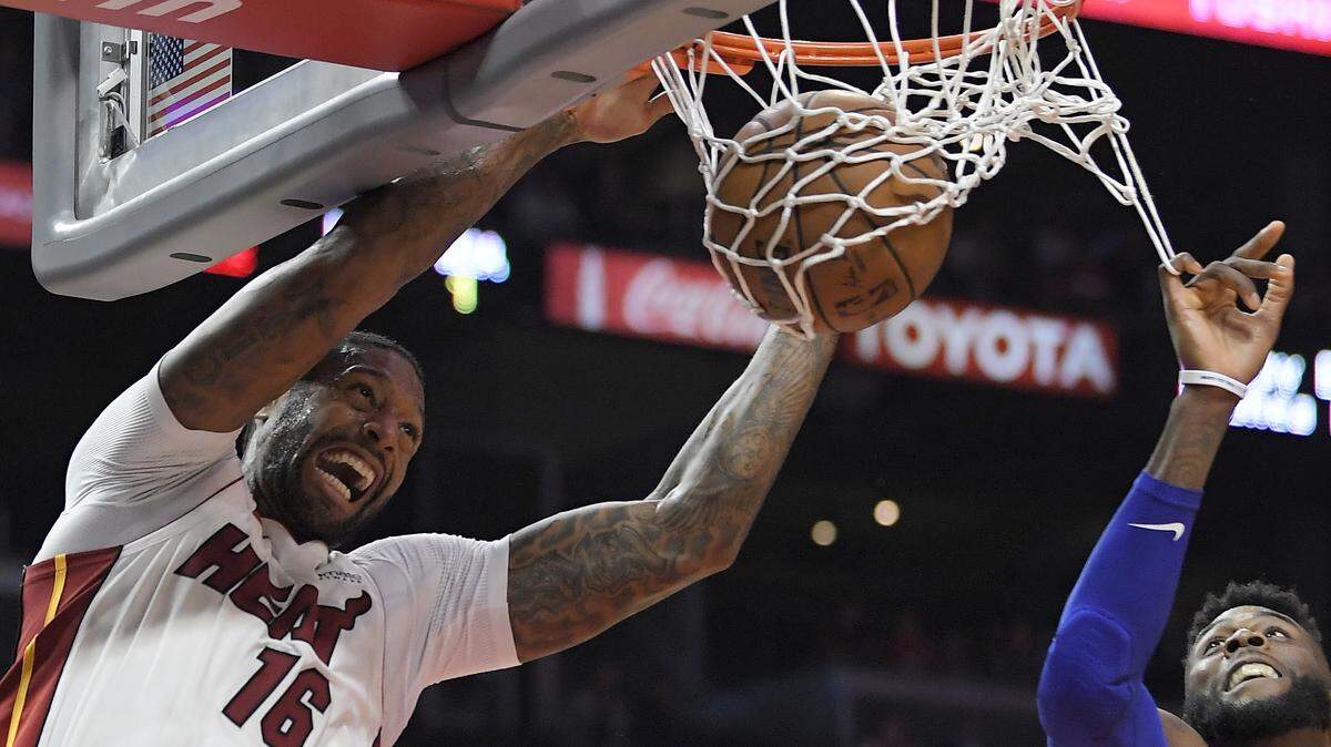 James Johnson (izq.) clava la pelota por el Heat en el partido contras los Clippers, el domingo 5 de noviembre del 2017 en Los Ángeles.