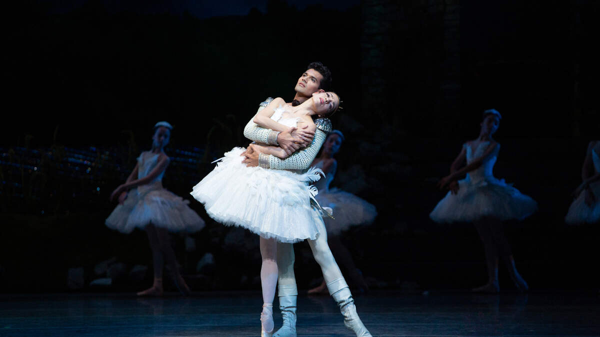 Katia Carranza (Odette) y Renán Cerdeiro (Sigfrido) en la noche de estreno de “El Lago de los Cisnes” de Alexei Ratmansky.