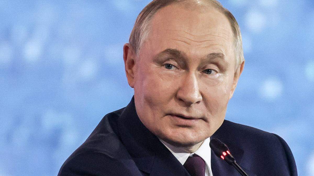 Vladimir Putin, presidente de Rusia, asiste a la sesión plenaria del Foro Económico del Este 2025 (EEF) en la Universidad Federal del Lejano Oriente, en la isla Russky el 5 de septiembre de 2025.