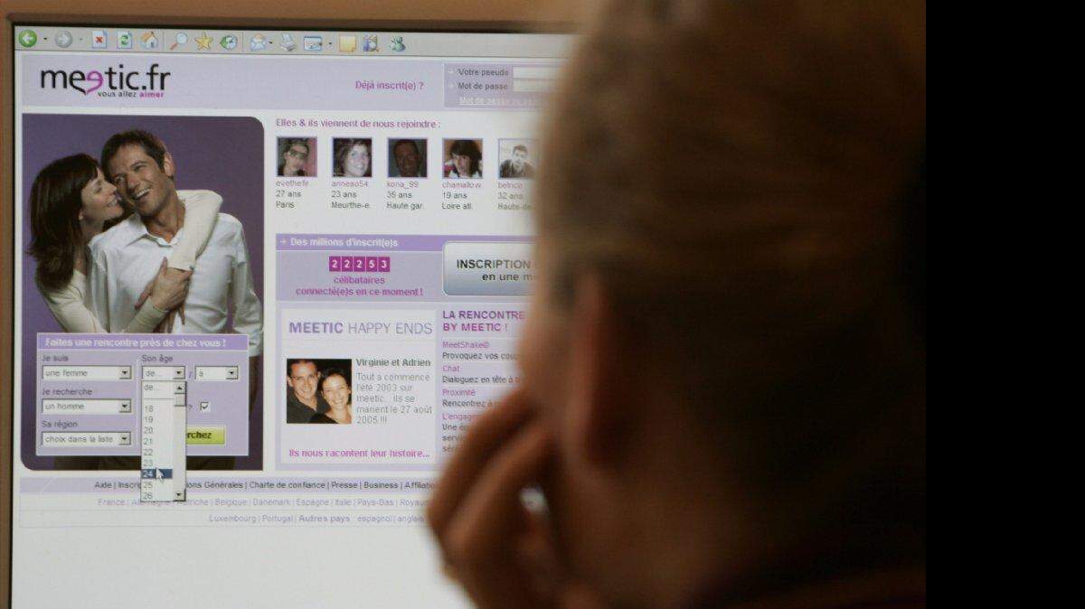 Una foto de archivo tomada el 4 de octubre 2005 muestra una mujer mirando a una pantalla de ordenador en París donde se ve una página del sitio de Internet "Meetic.fr". Cuerpos, rostros, el estado y el humor son todos importantes en las citas por Internet, pero el mayor factor de éxito de todo podría ser la elección de su nombre de perfil. Así lo dicen los científicos que encontraron que las personas cuyo nombre en línea comenzó con una letra en la mitad superior del alfabeto - de la A a la M - obtuvieron mas "miradas" que la mayoría de los demás.