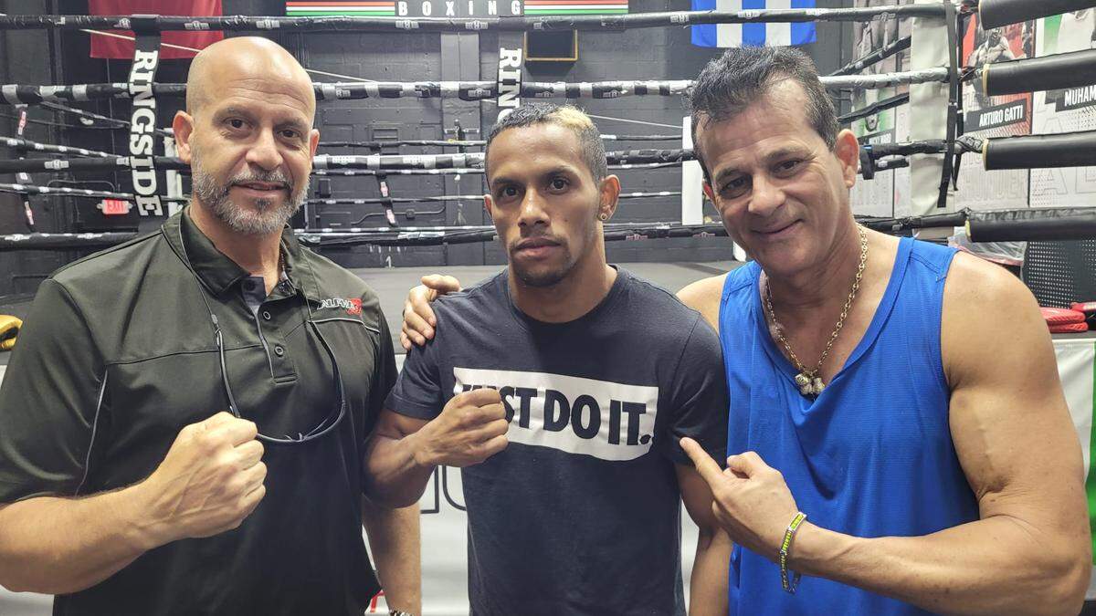 Víctor Abreu (centro) junto a su promotor Henry Rivalta (izq.) y su entrenador Eufrasio González.