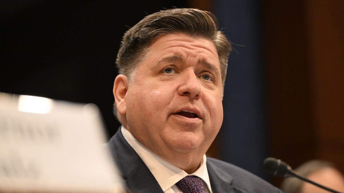El gobernador demócrata de Illinois, J.B. Pritzker, hace declaraciones ante un comité de la Cámara de Representantes de EEUU, en Washington D.C., el 12 de junio de 2025. Pritzker firmó el martes 19 de agosto de 2025 una ley que protege a los inmigrantes indocumentados en las escuelas.